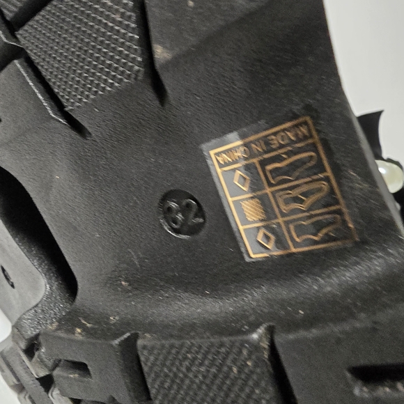 NWOT Girls' Black Boots with Bow and Pearl Detail, Size 32 (US 13) - Picture 11 of 11